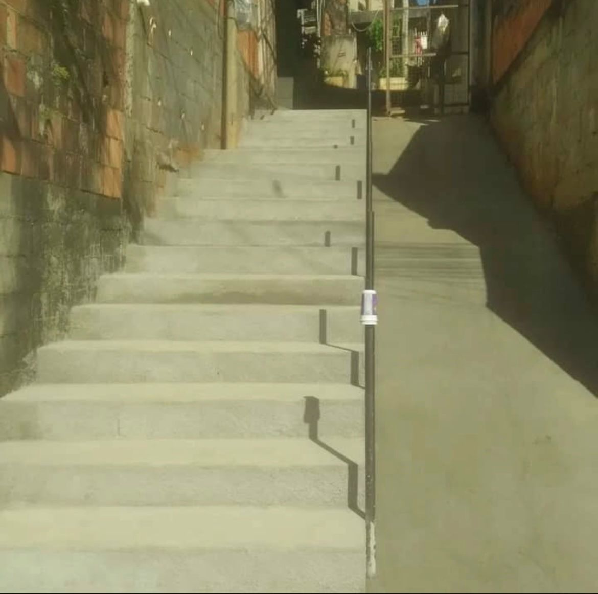 Finalização da obra da escada após a mobilização de moradores e articulação comunitária, escadaria em antiga ladeira de terra recebe obra de concretagem e corrimão, promovendo acessibilidade, segurança e dignidade no deslocamento diário da população local.